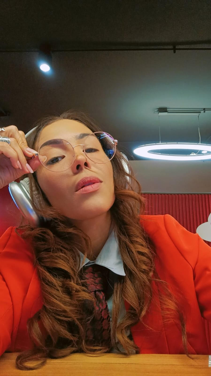Hola Ligia | Comunicación Estratégica y Marca Personal Retrato de Ligia Aguilar, especialista en comunicación estratégica y soluciones digitales